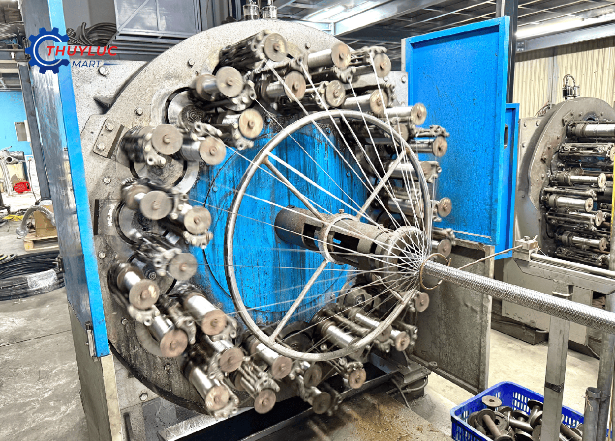 Cận cảnh máy đan lưới inox cho ống mềm tại xưởng – quy trình bện lưới tăng cường độ bền cho tuy ô inox.