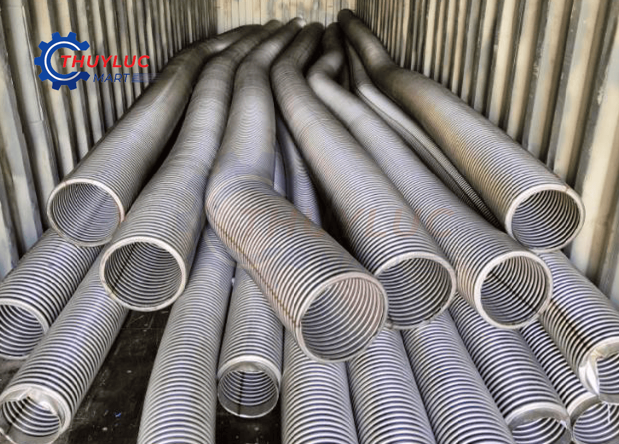 Ống ruột gà inox bọc lưới có khả năng uốn cong, dùng cho kết nối mềm trong hệ thống thủy lực và cơ khí