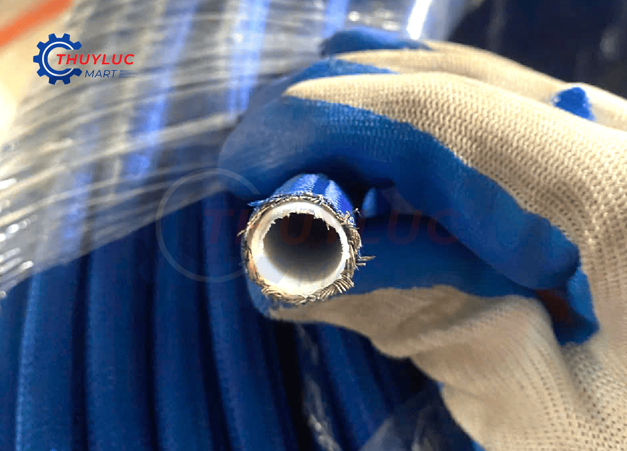 Cấu tạo lõi PTFE bên trong ống teflon bọc bố vải, bề mặt trơn chịu nhiệt và hóa chất