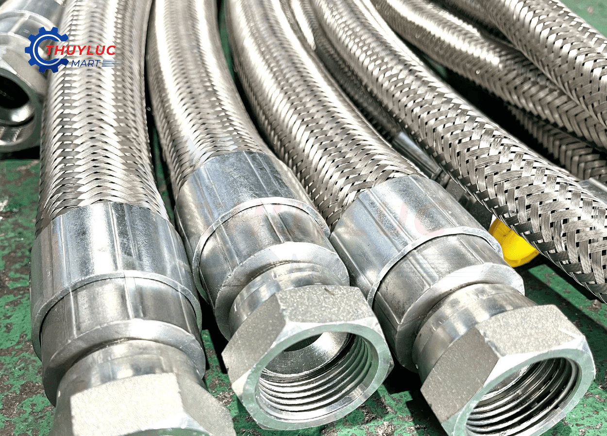 Ống lưới inox bọc tuy ô hoàn thiện với đầu nối thủy lực – sản phẩm inox 304 độ bền cao.