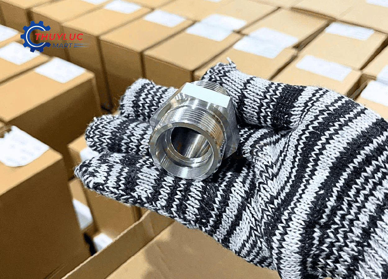 Đầu nối thủy lực SINOPULSE dạng thẳng, bề mặt gia công sạch, chuẩn ren công nghiệp giúp hạn chế xì dầu khi lắp ống mềm