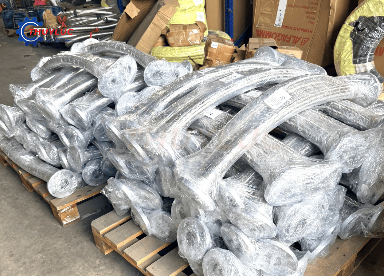 Khớp nối mềm inox bọc lưới 304, hàn bích JIS 10K – hàng đóng gói tại kho Thủy Lực Mart.