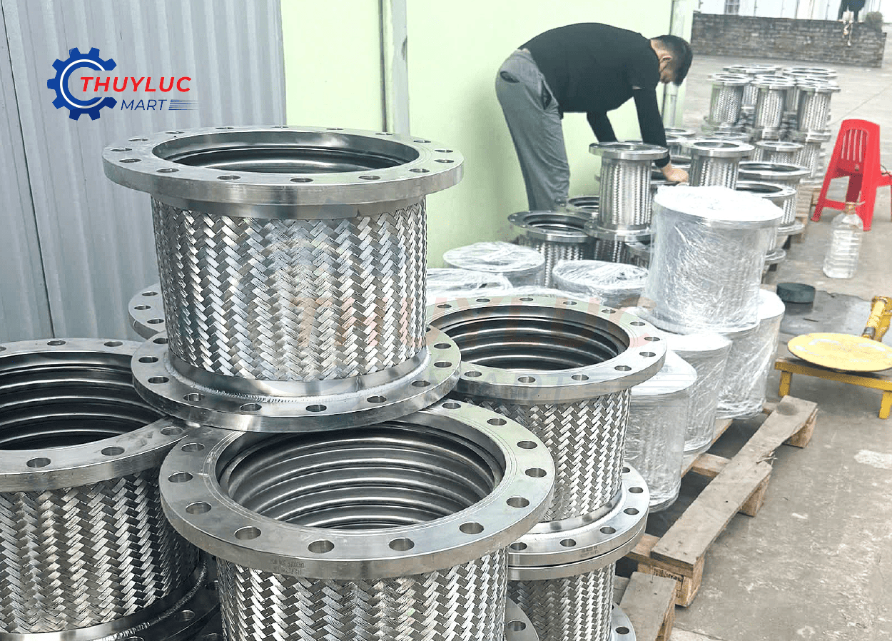 khớp nối mềm inox sản xuất hàng loạt tại xưởng Thủy Lực Mart, mặt bích JIS 10K dùng cho hệ thống rung và giãn nở nhiệt
