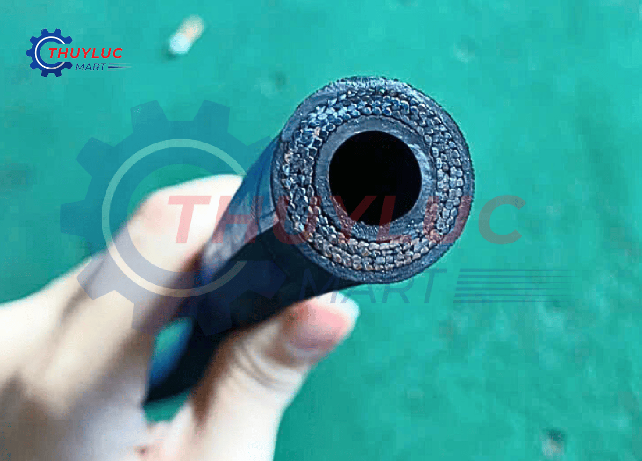 Mặt cắt ống thủy lực lộ rõ 3 lớp cầu thành gồm vỏ, lớp gia cường và lớp trong