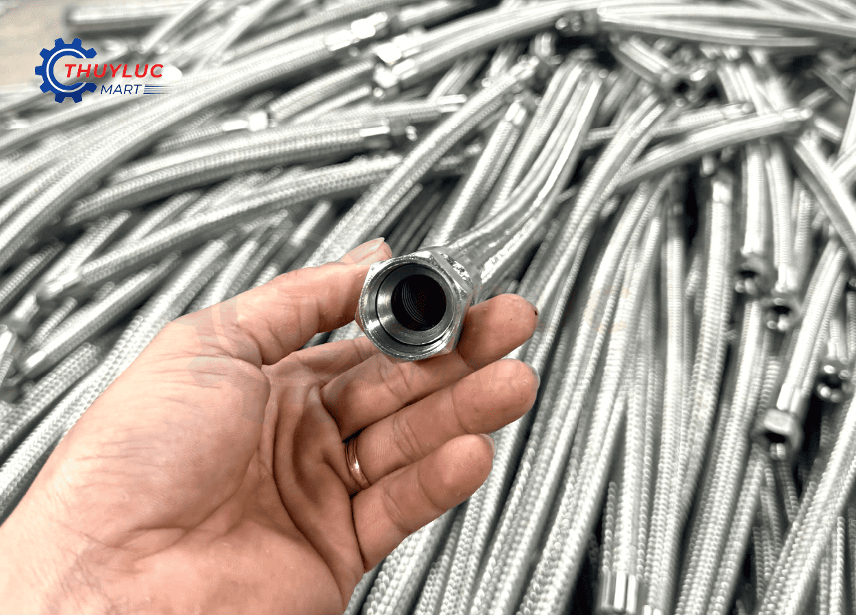 Thủy Lực Mart kiểm tra đầu ren và chất lượng dây ống mềm inox bọc lưới trước khi giao cho khách hàng.
