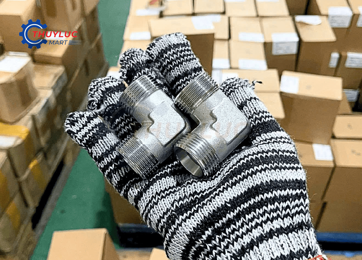 Fitting thủy lực SINOPULSE dạng nối thẳng, kiểm soát dung sai ren tốt, phù hợp lắp ráp ống thủy lực trong hệ thống áp lực cao