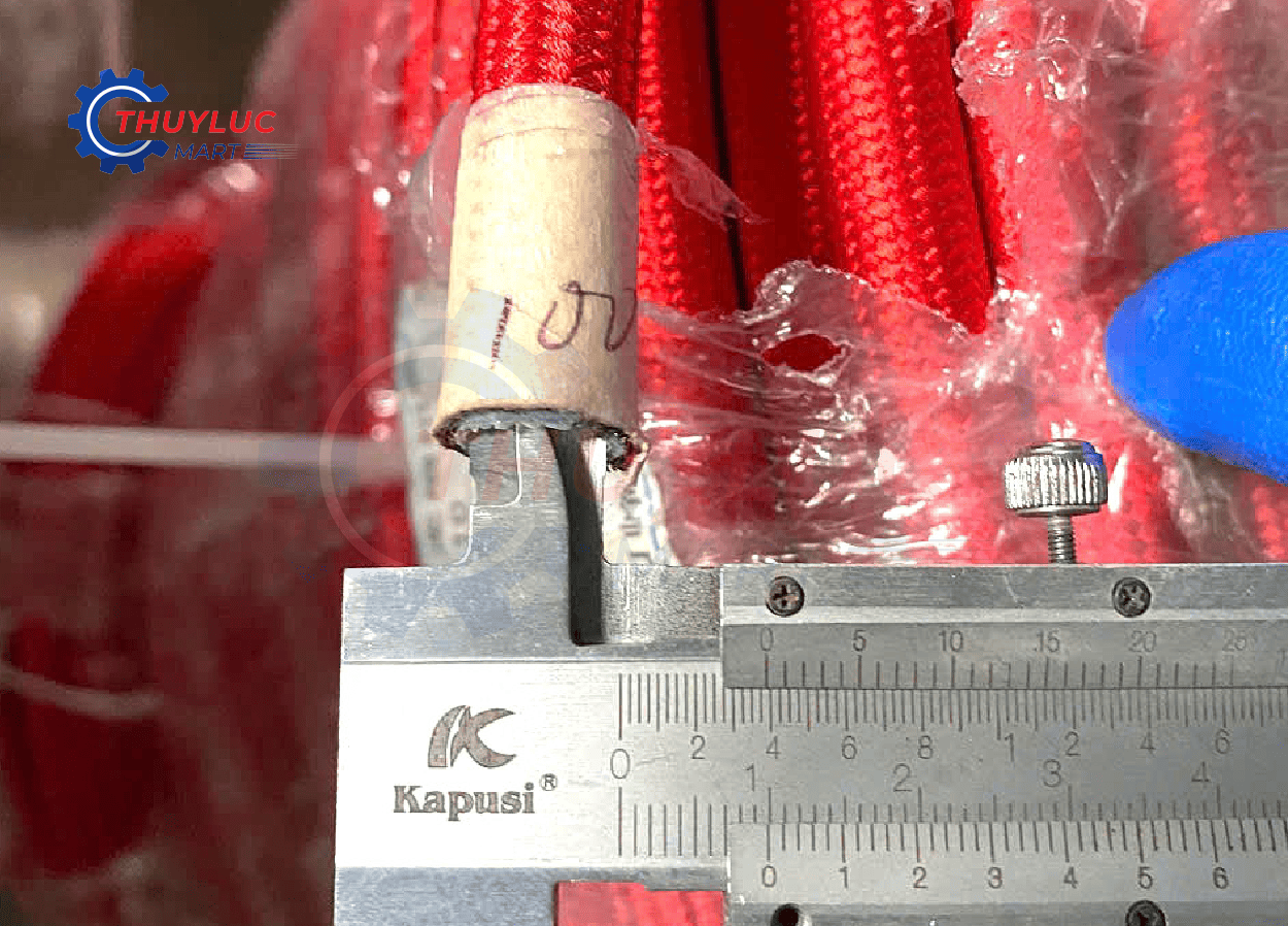 Đo kích thước đường kính ống teflon bọc bố vải trước khi gia công bấm đầu