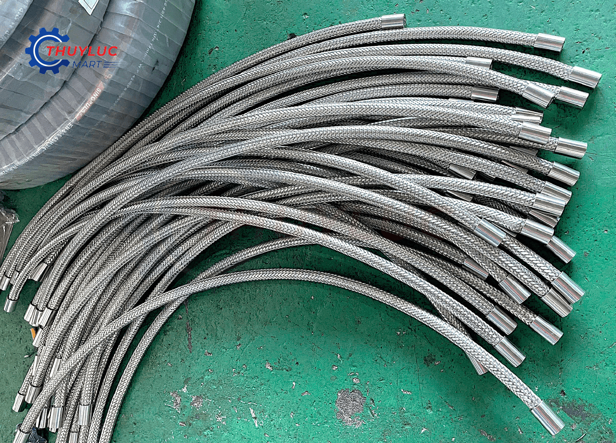 Gia công dây ống mềm bọc lưới inox số lượng lớn – 200 sợi ống Sinopulse hoàn thiện, chuẩn kích thước và cố định lưới bằng ferrule.
