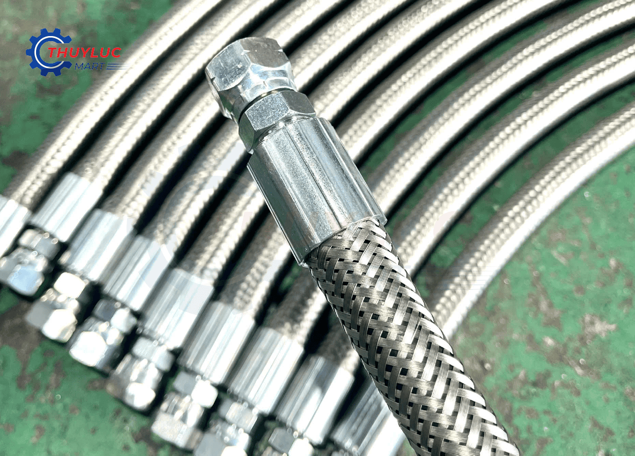 Cận cảnh lớp bện lưới inox 304 trên dây tuy ô – độ hoàn thiện cao, chống mài mòn vượt trội.