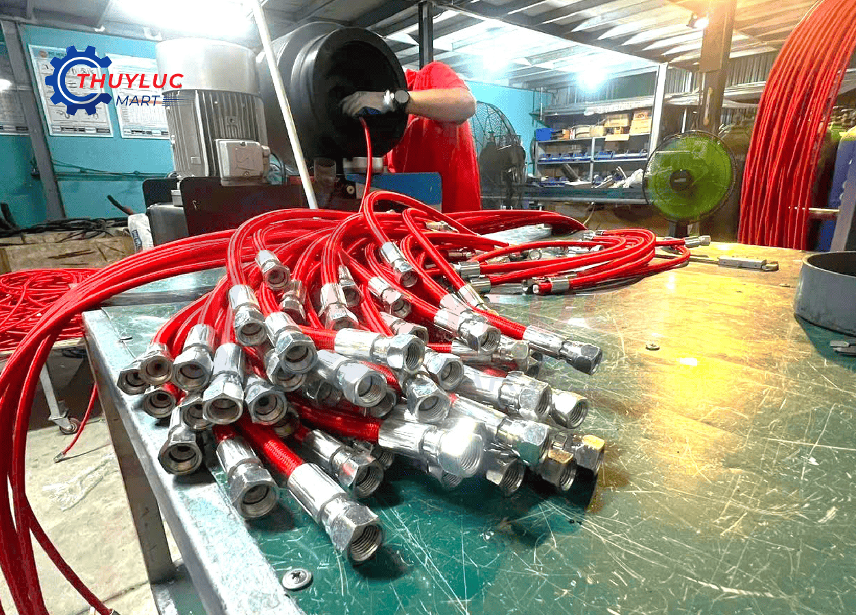 Gia công bấm đầu ống teflon bọc bố vải tại xưởng Thủy Lực Mart