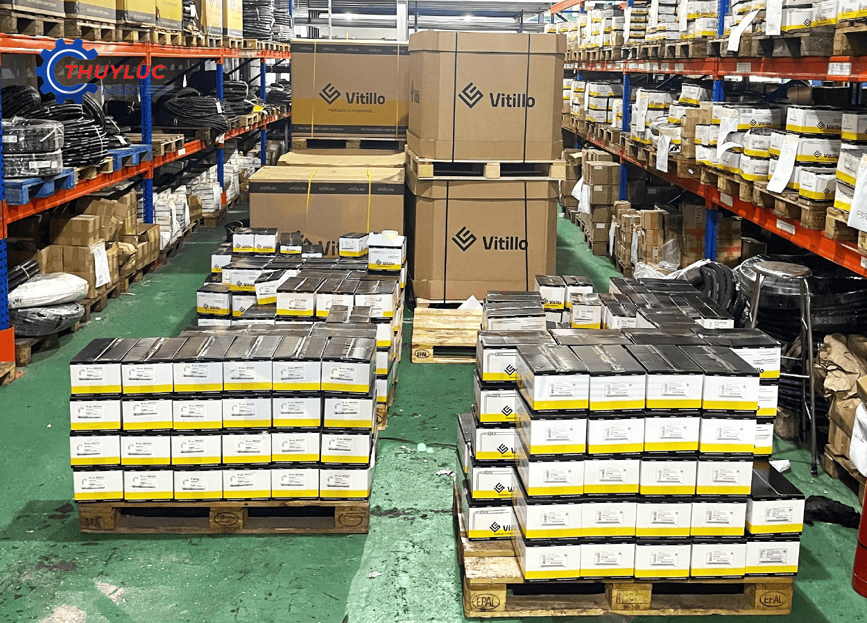Kho xưởng Thủy Lực Mart tại TP HCM đầy ắp những thùng hàng ống mềm và phụ kiện vitillo