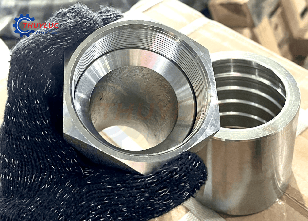Đai ốc đầu bấm ống thủy lực ren trong – mặt côn chuẩn, tiện CNC sắc nét, phụ kiện lắp ống 2SN/4SP tại kho Thủy Lực Mart.