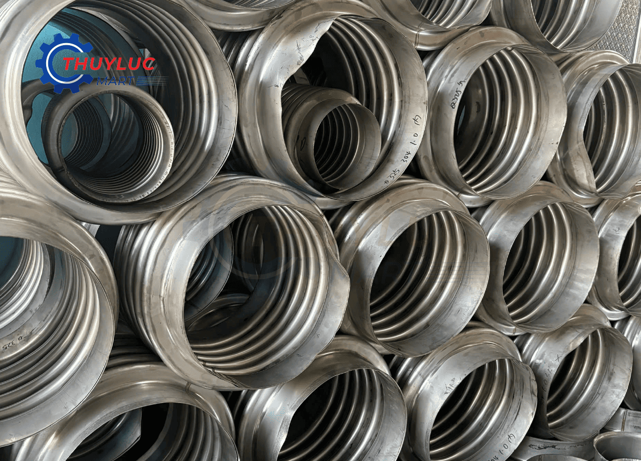 Cận cảnh vỏ inox hàn cho ống ruột gà inox, đảm bảo liên kết chắc chắn giữa ống và đầu nối