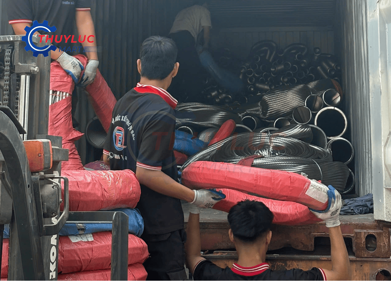 Dỡ hàng ống ruột gà inox và khớp nối mềm từ container về kho gia công Thủy Lực Mart Hà Nội