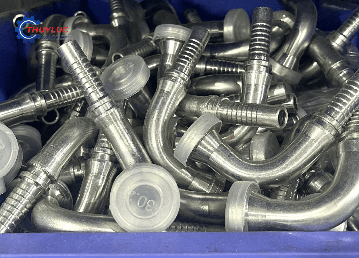 Đầu bấm cos thủy lực cong 90 độ, chuôi gân bám chắc, phụ kiện ống thủy lực chất lượng cao.