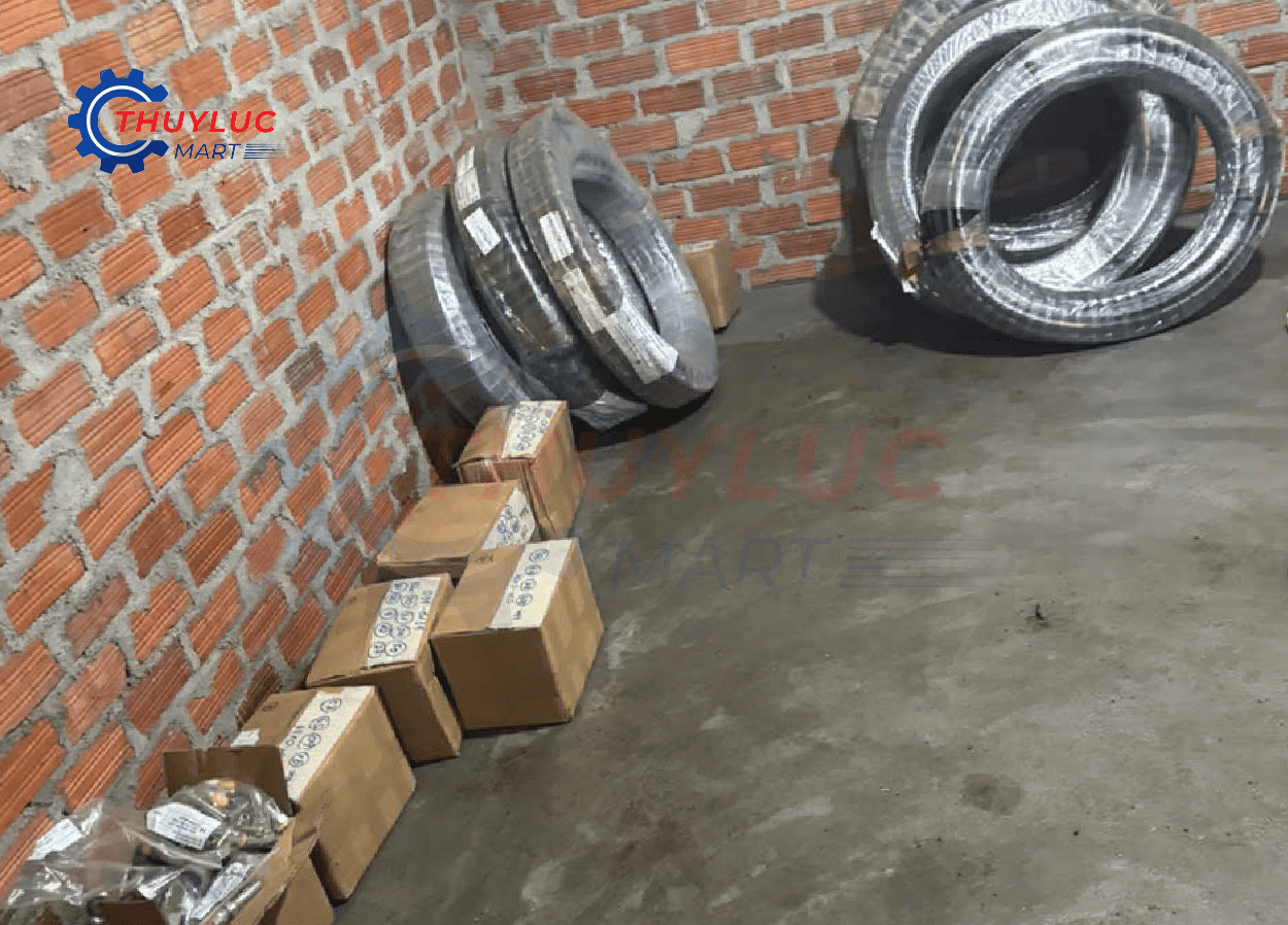 Vật tư ống thủy lực và phụ kiện đi kèm máy bấm ống thủy lực cho cửa hàng tại Phù Cát