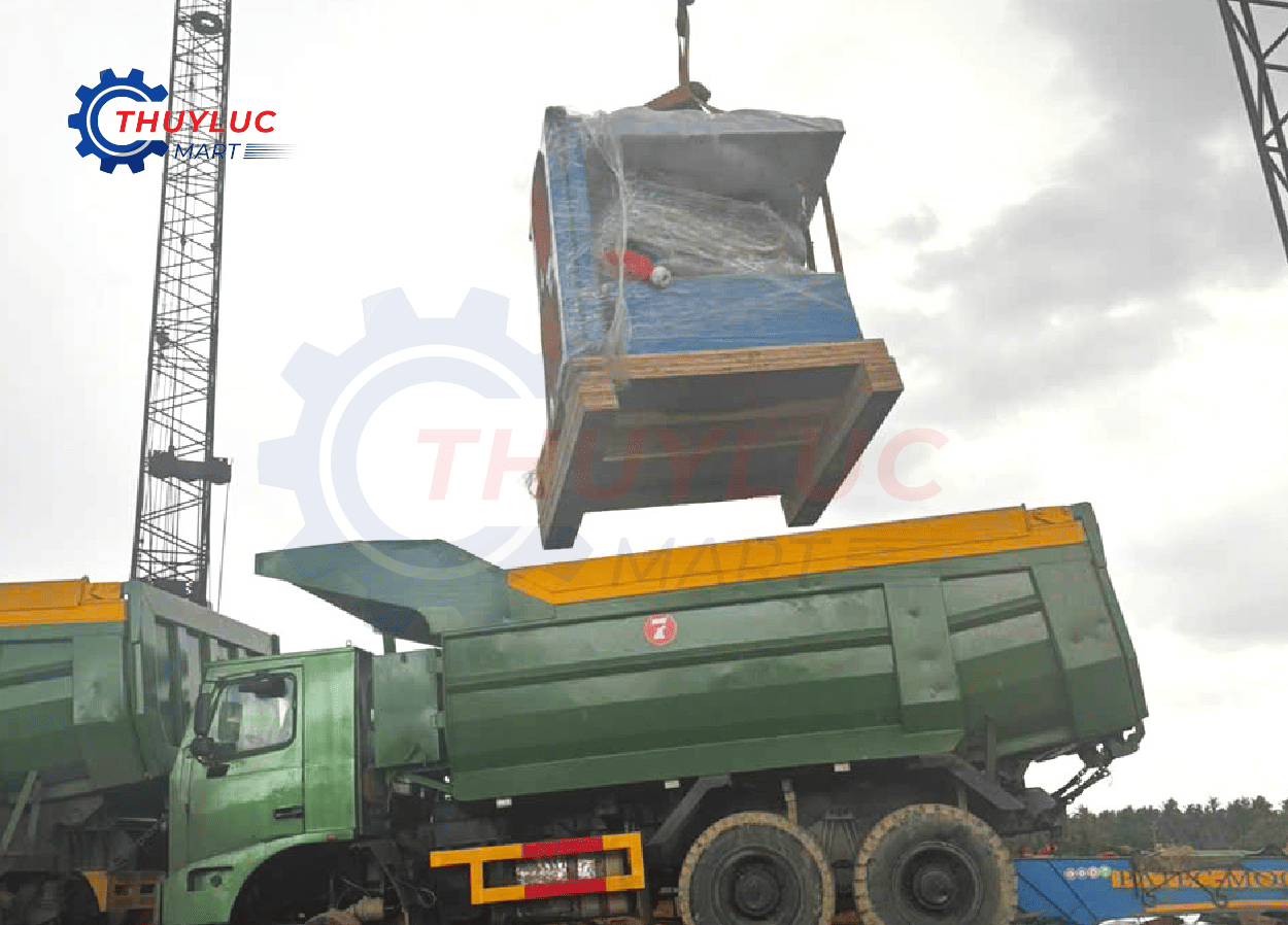 Bàn giao máy bấm ống thủy lực Samway tại công trình Kiên Giang bằng cẩu chuyên dụng