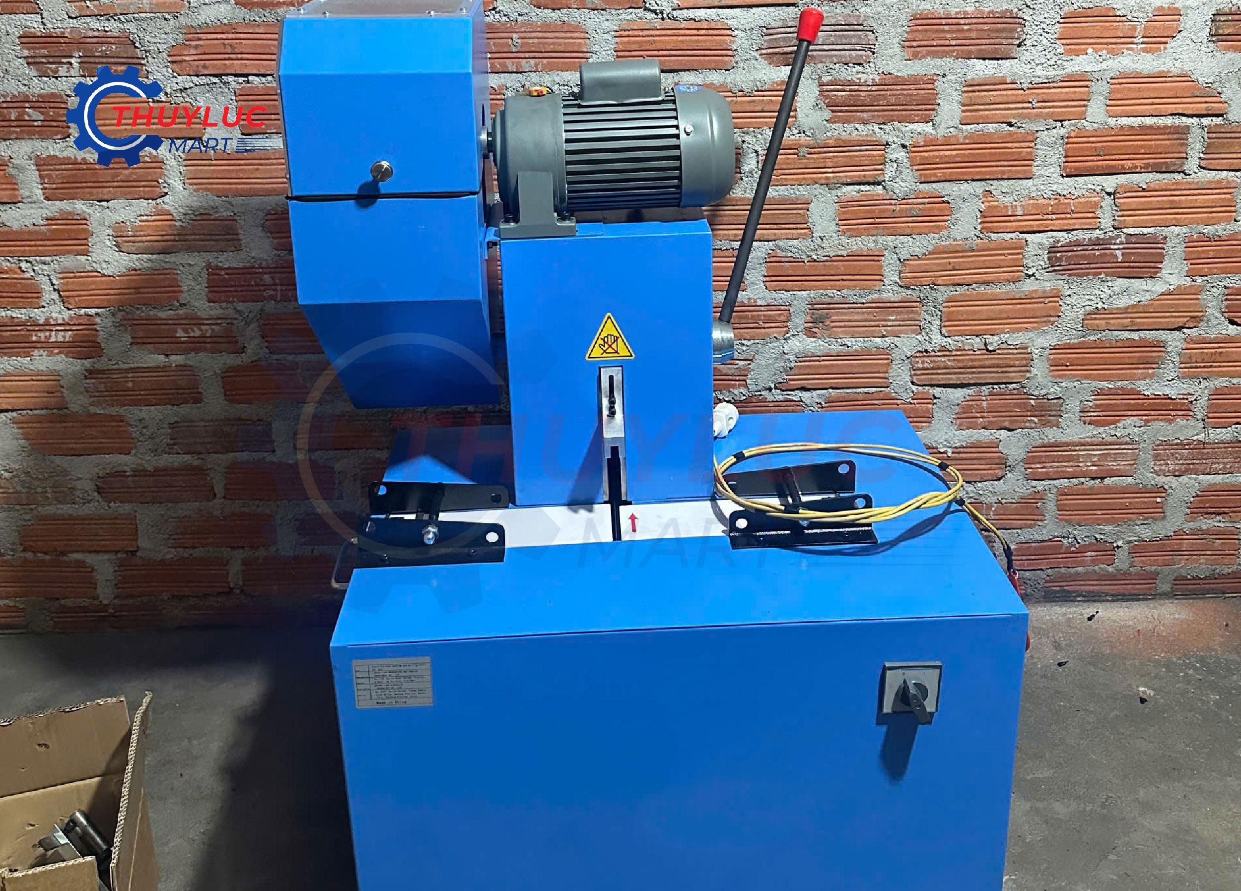 Máy cắt gọt ống thủy lực hỗ trợ bộ máy bấm ống thủy lực tại cửa hàng Phù Cát