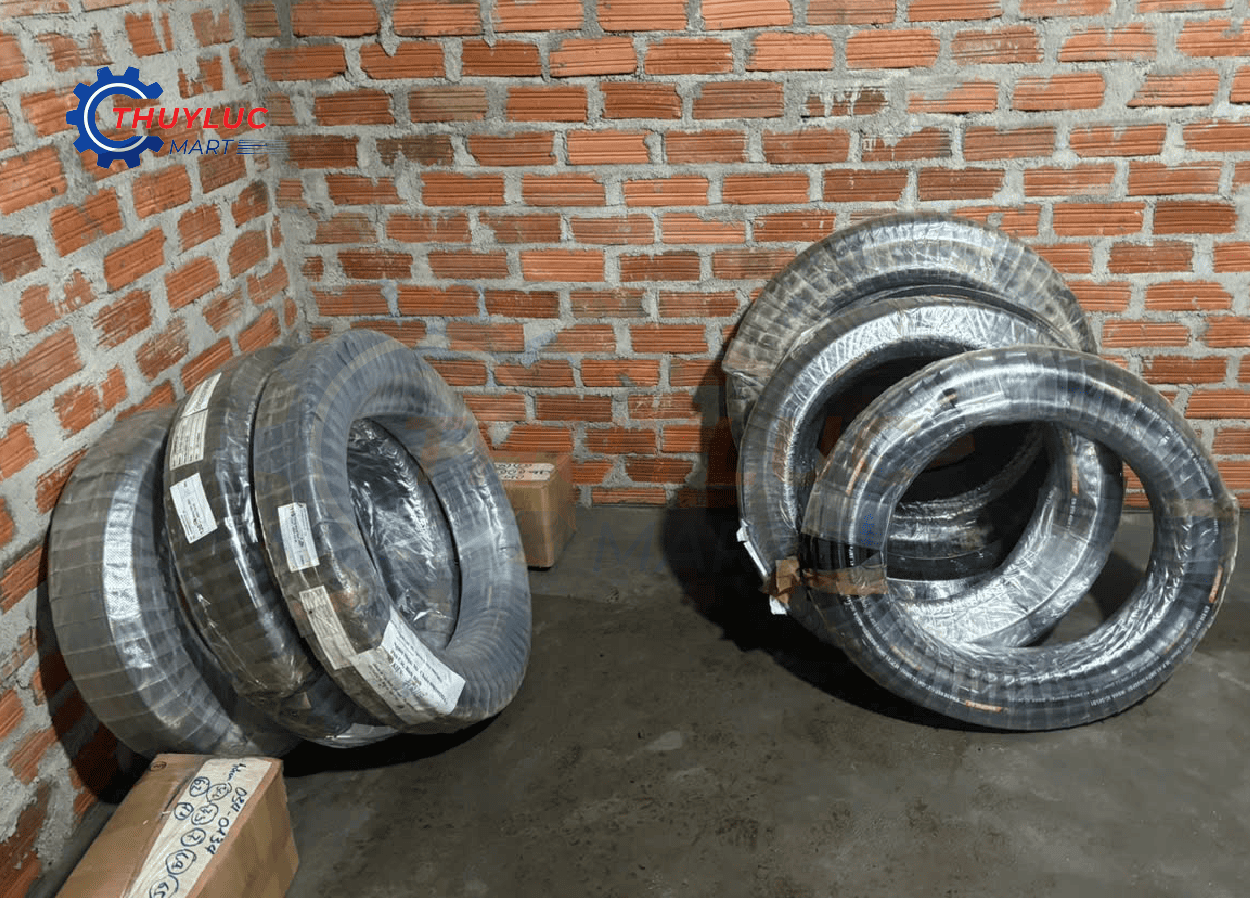 Ống mềm thủy lực dự trữ cho dịch vụ bấm ống thủy lực tại cửa hàng Phù Cát