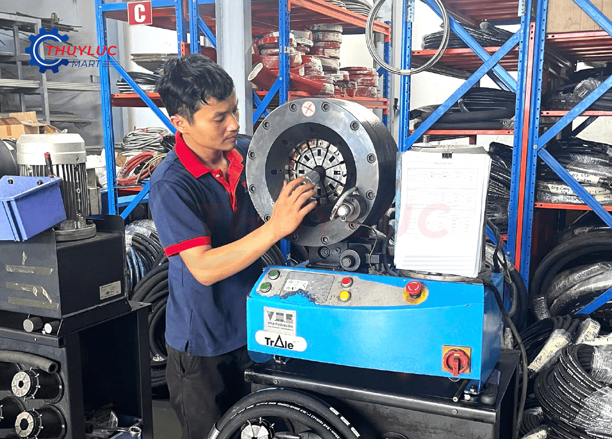 Nhân viên kỹ thuật tại Thủy Lực Mart cung cấp phương pháp ép đầu ống crimp phổ biến