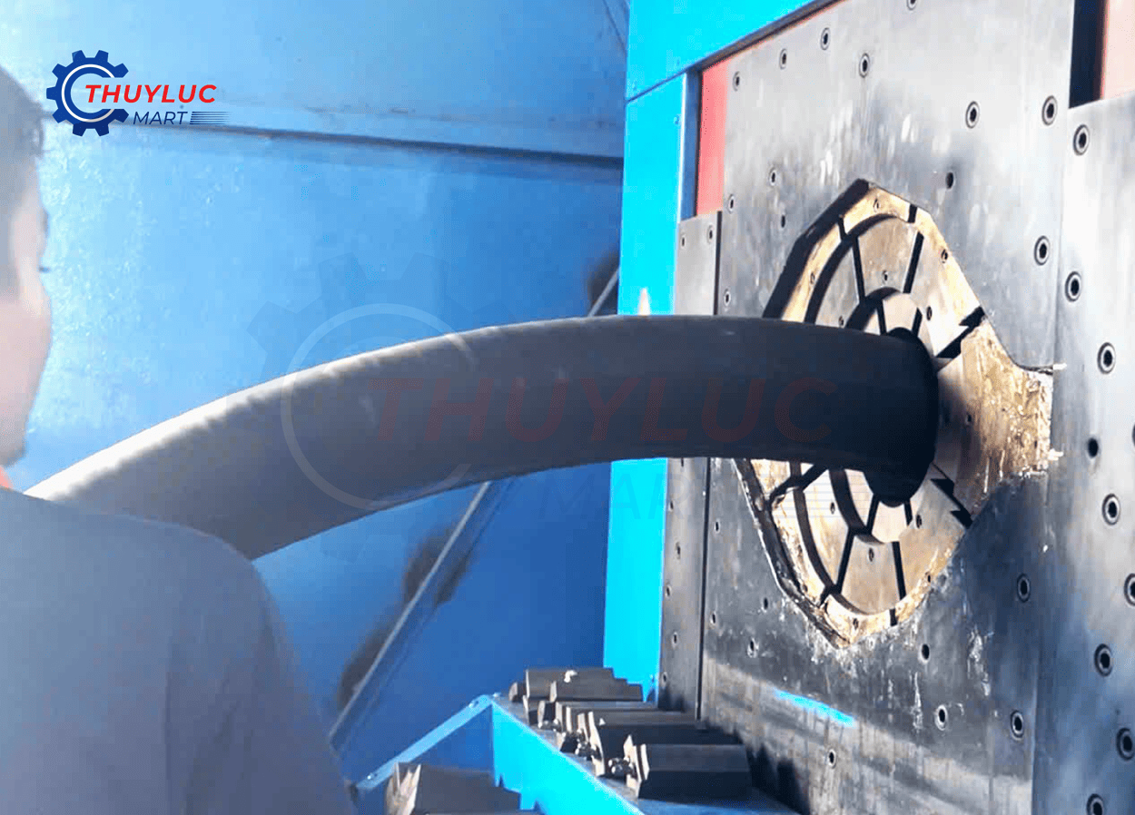 Kỹ thuật viên Thủy Lực Mart bấm ống thủy lực cỡ lớn bằng máy công suất cao