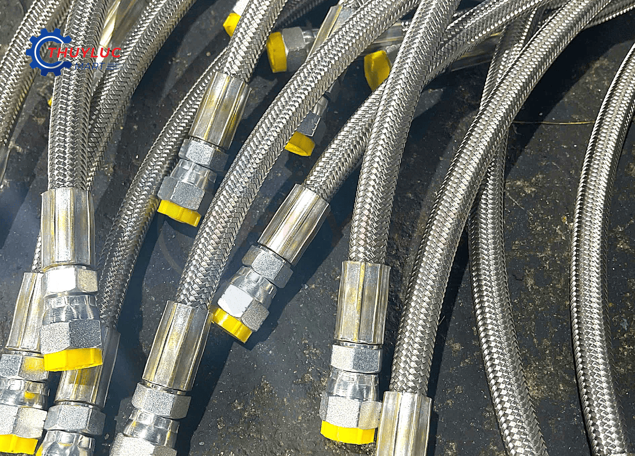 Ruột ống PTFE (Polytetrafluoroethylene) là vật liệu fluoropolymer có độ trơ hóa học gần như tuyệt đối