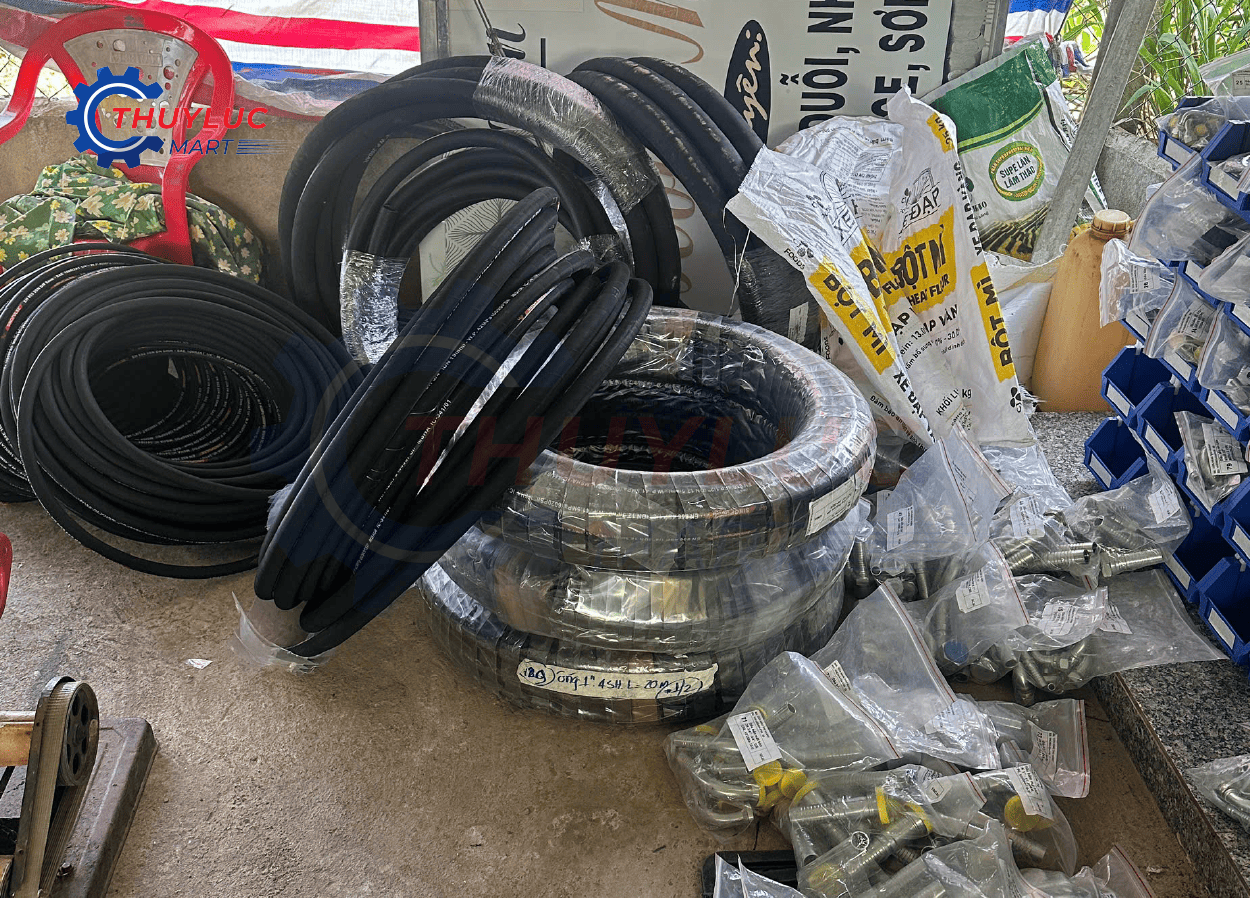 ống thủy lực và phụ kiện bấm ống đầy đủ bàn giao cho cửa hàng bấm ống mới