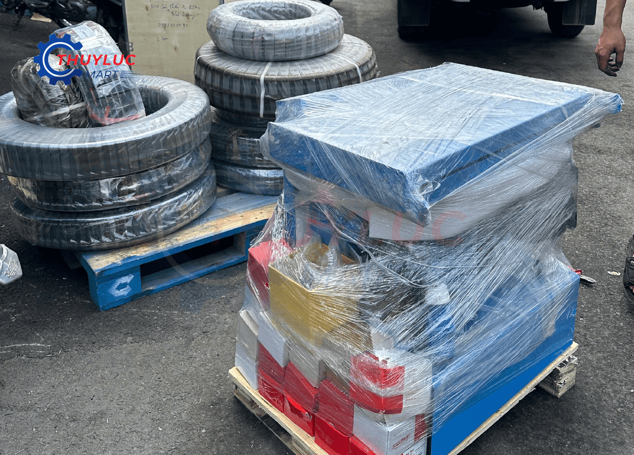 Vật tư ống thủy lực và máy bấm thủy lực được đóng gói kỹ lưỡng trước khi giao hàng cho khách