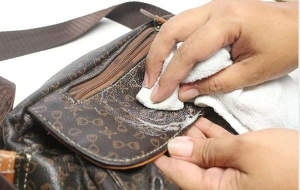 vệ sinh túi da với xà phồng