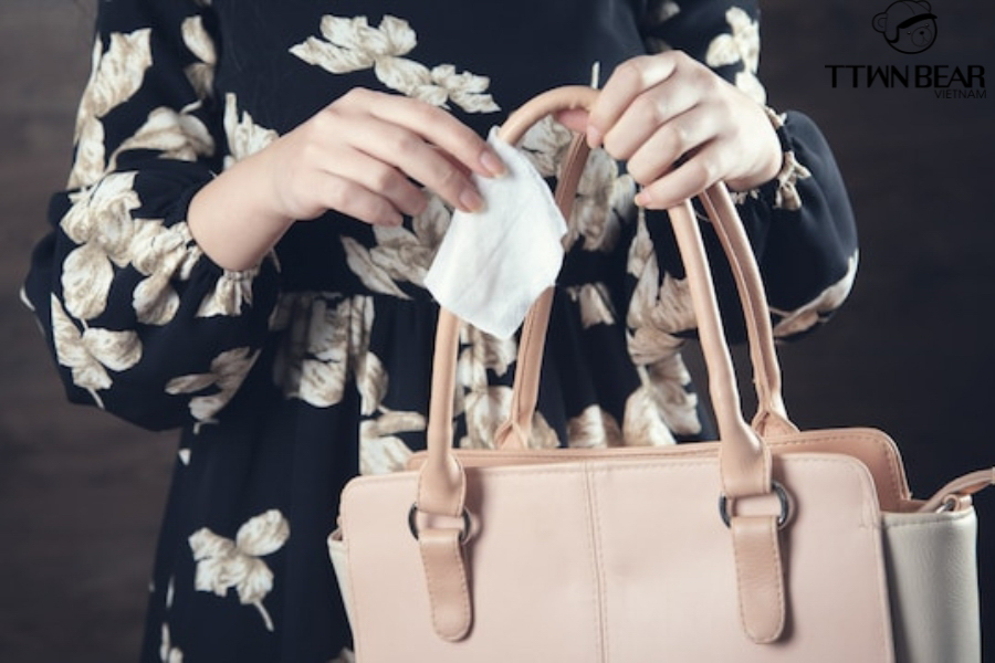 thường xuyên vệ sinh túi xách