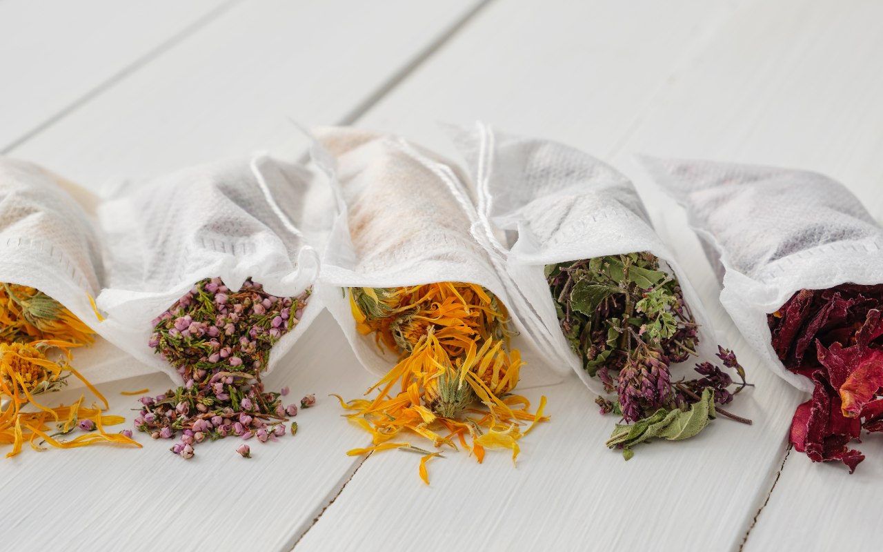 Làm Trà Túi Lọc Thủ Công – Tự Tay Sáng Tạo Trà Thảo Mộc An Toàn