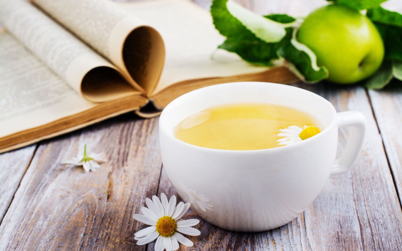 Uống trà thảo mộc kết hợp chế độ ăn uống