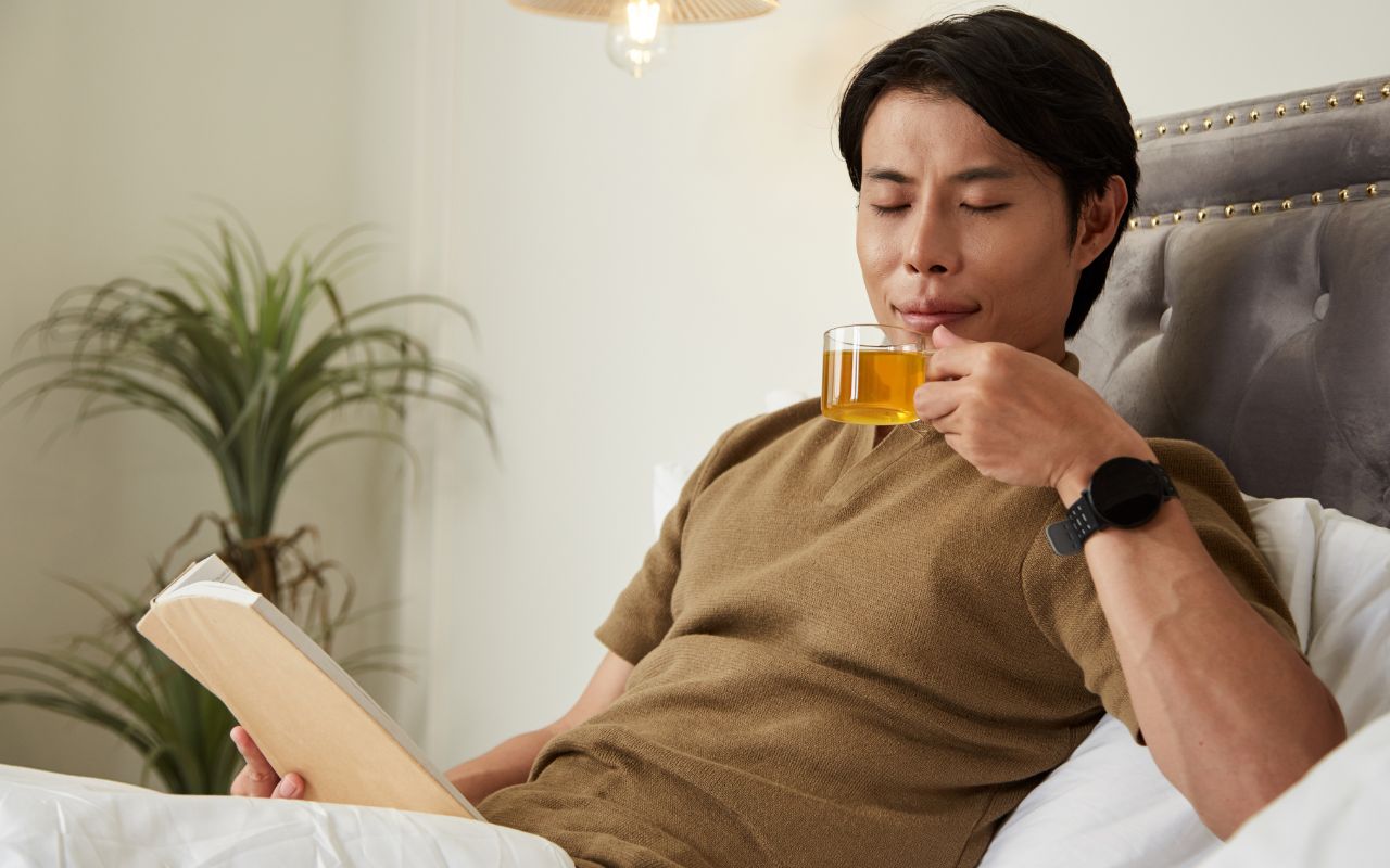 Uống trà thảo mộc kết hợp lối sống lành mạnh