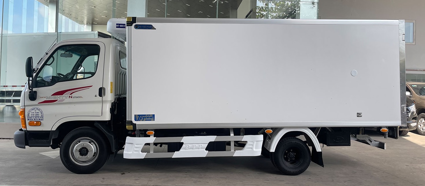 Tấm ECO XPS Foam dễ dàng thi công và cắt theo kích thước mong muốn, giúp tiết kiệm thời gian và tối ưu hóa quy trình thi công cho thùng xe đông lạnh.