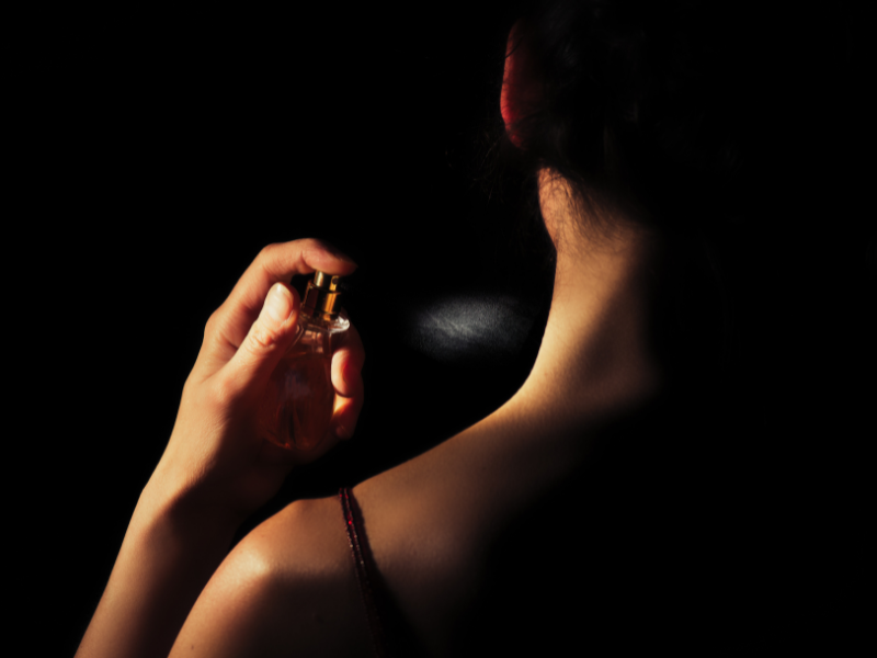 Vị trí xịt nước hoa thơm lâu - Sau tai - Thời Trang ALADY