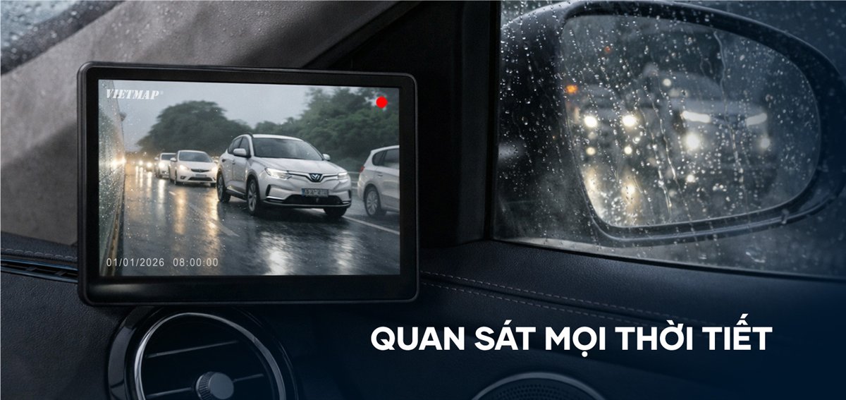 Vietmap SC620 vẫn hiện hình rõ khi trời mưa, trong khi gương chiếu hậu bị đọng nước mờ