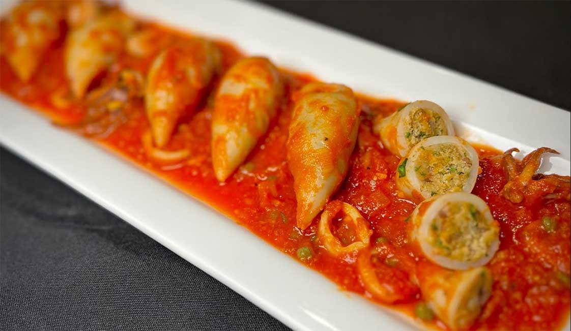 Mực ống nhồi thịt sốt cà chua, món thường được ăn với cơm