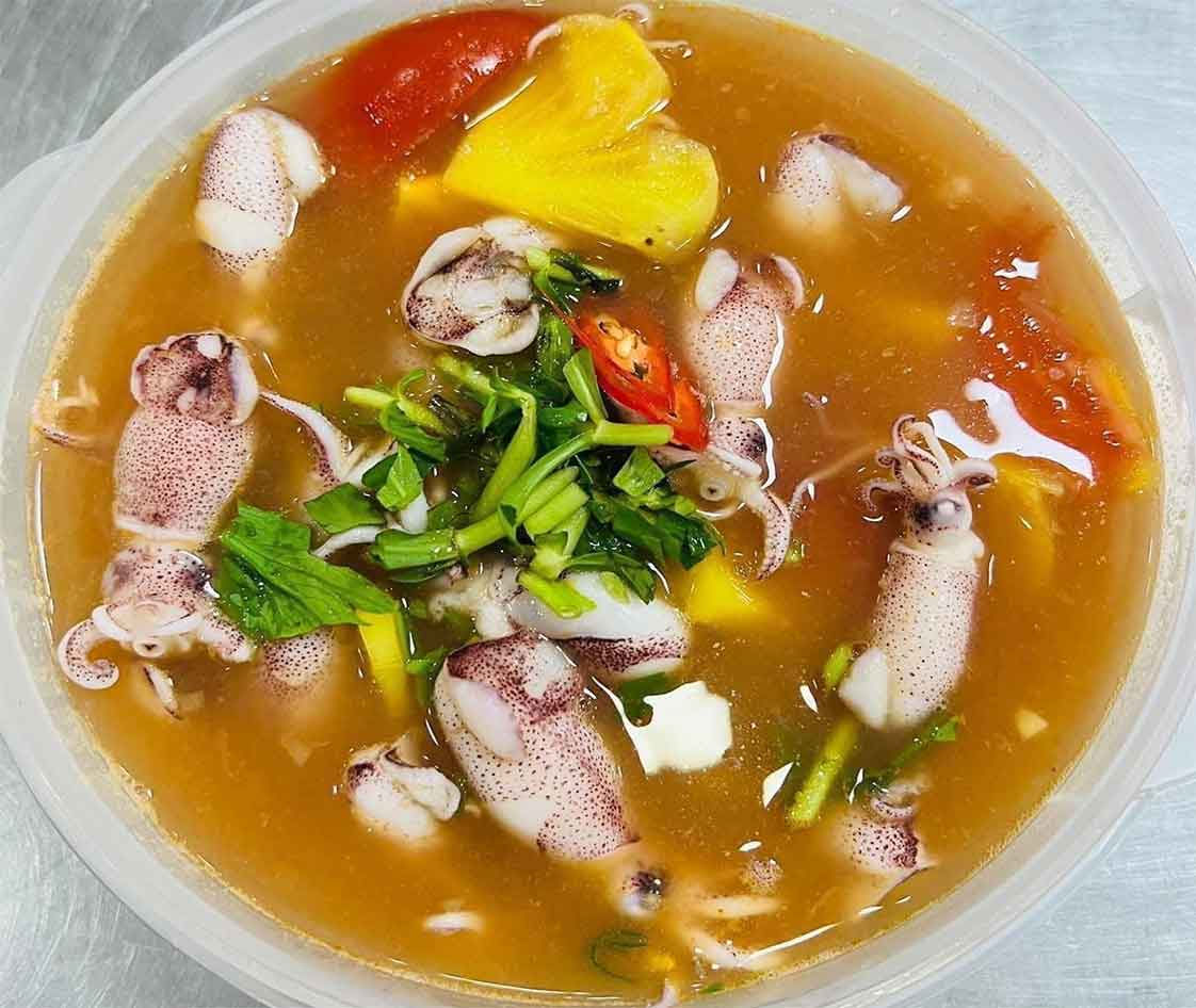 món canh chua mực, có thể cho thêm rau thì là