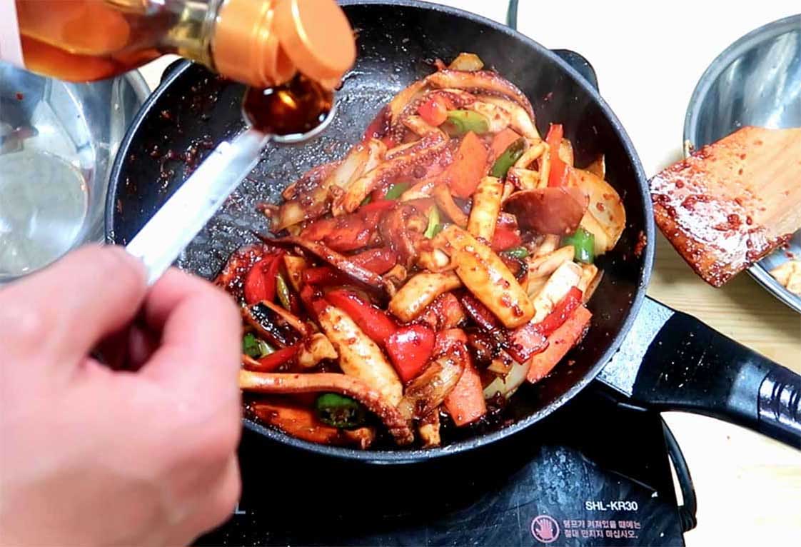 món Mực áp chảo với sa tế