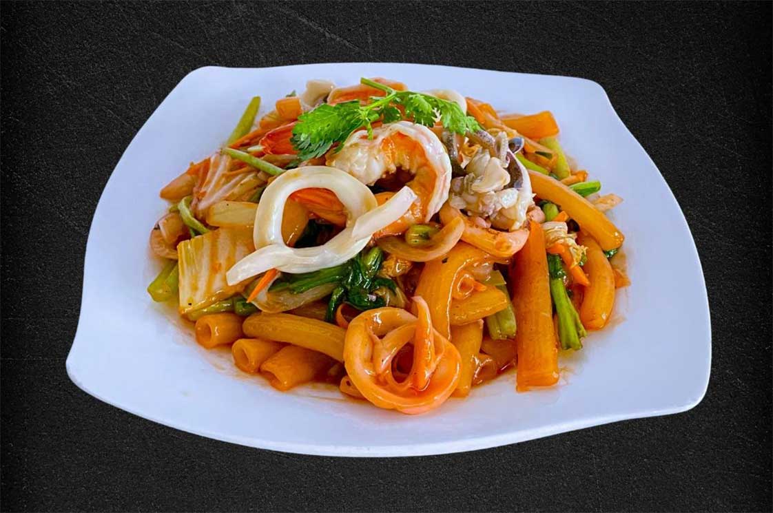 đĩa nui xào hải sản thơm ngon và đẹp mắt