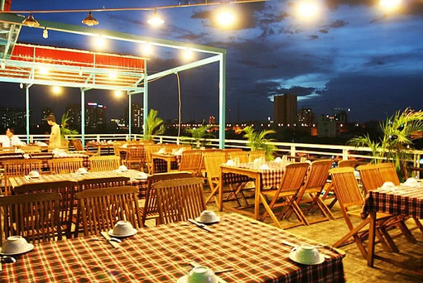 quán ăn hải sản bình dân có chỗ ngồi lý tưởng