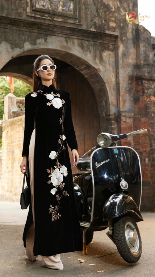 Áo dài vải nhung đen thêu hoa