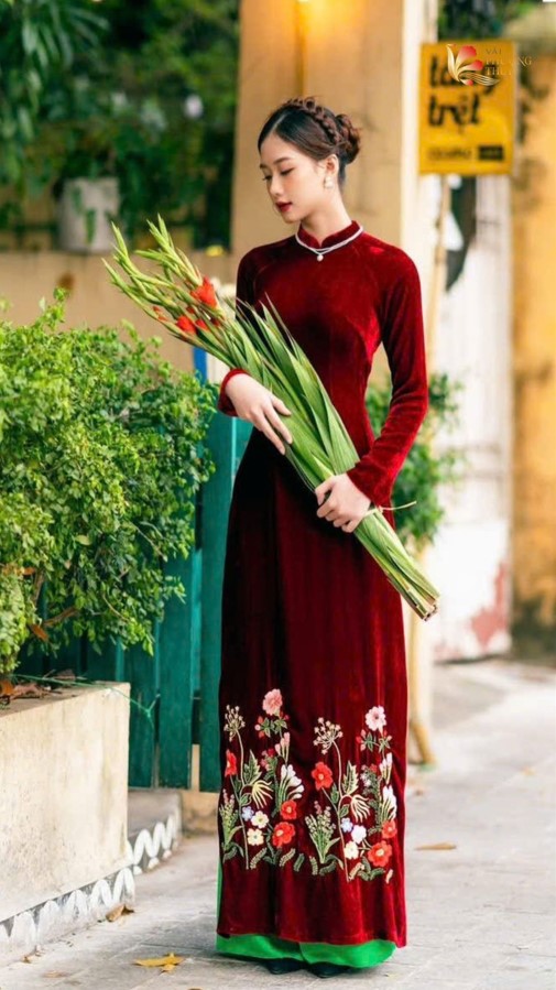 Áo dài vải nhung đỏ thêu hoa tà