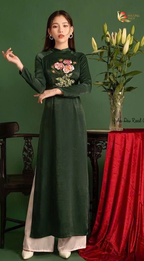 Áo dài vải nhung xanh lá thêu hoa trước ngực