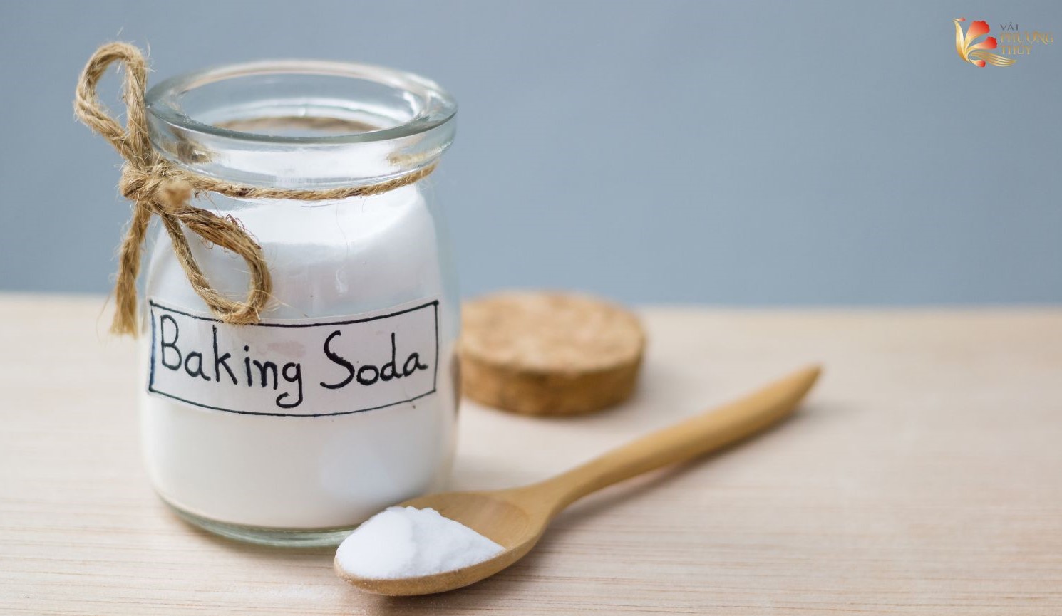 Tẩy ố vàng trên áo trắng bằng baking soda và giấm trắng