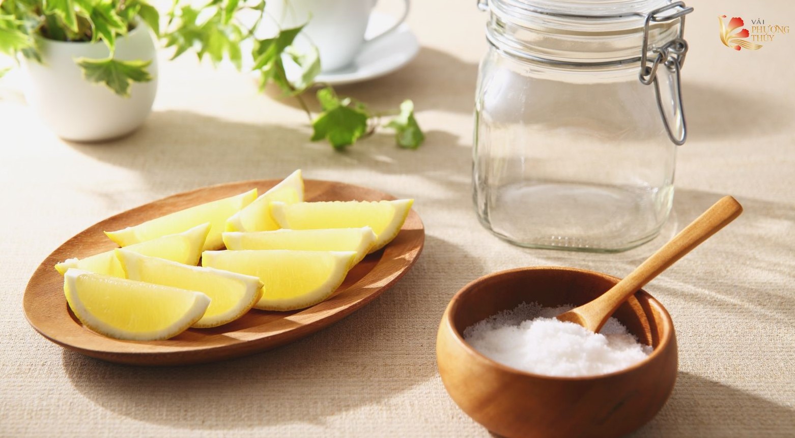 Tẩy ố vàng trên áo trắng bằng chanh tươi và muối