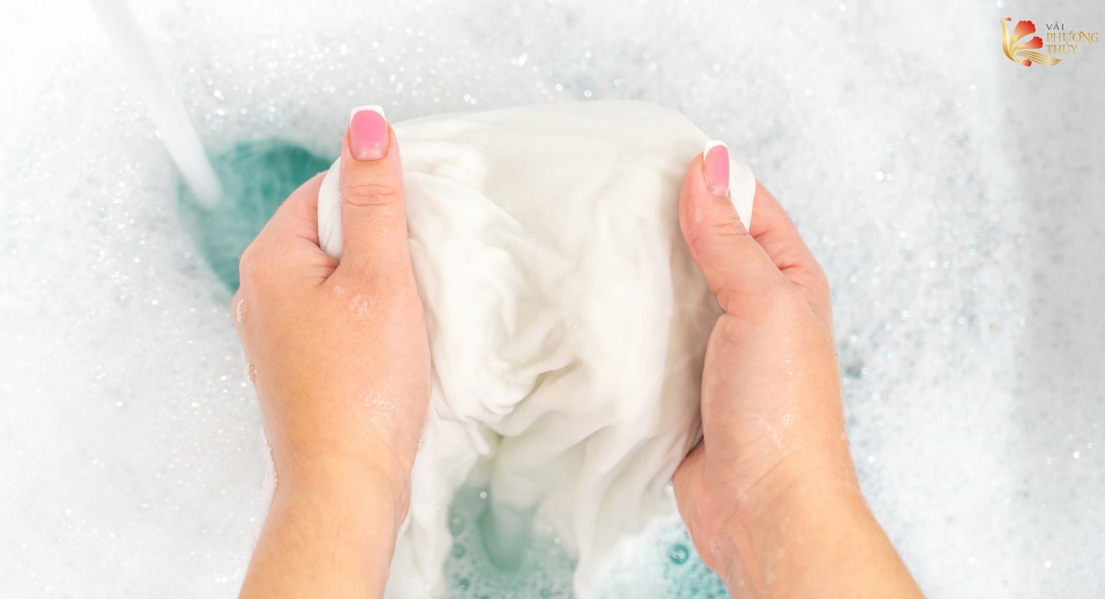 Tẩy vết ổ vàng quần áo trắng bằng chất tẩy chuyên dụng