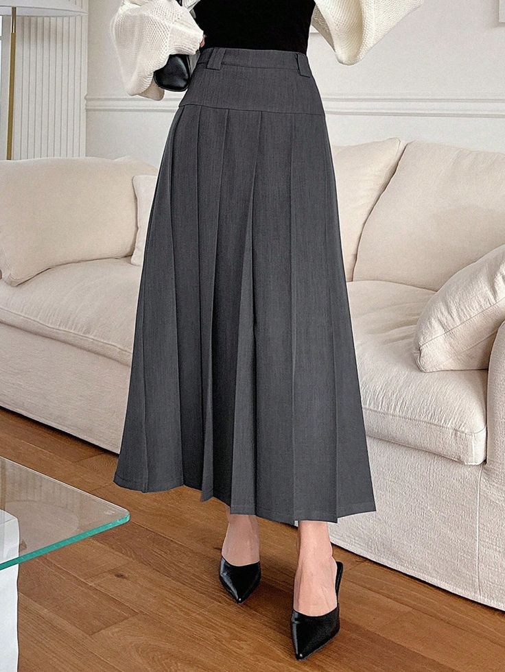 Chân váy xếp ly công sở may từ vải cotton silk, thanh lịch và dễ bảo quản