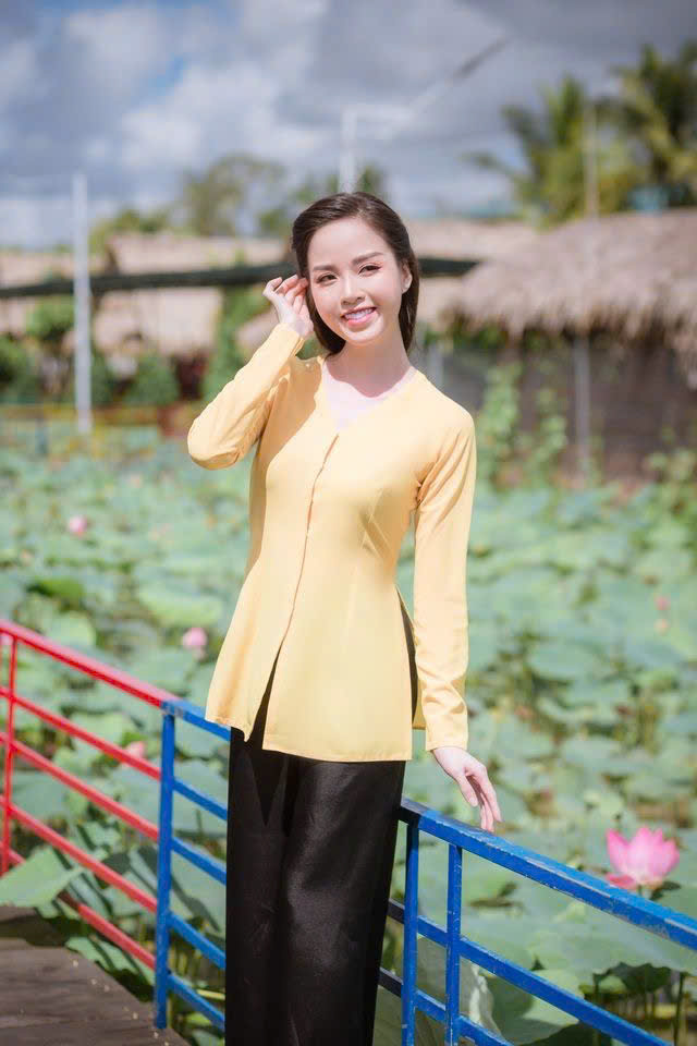 Vải lụa nhật 100D nhẹ nhàng, mềm mại, tạo nên vẻ đẹp duyên dáng cho áo bà ba.