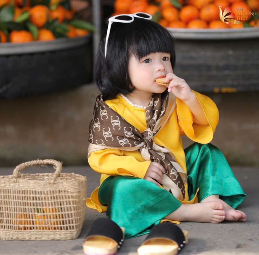 Áo dài truyền thống cho bé gái